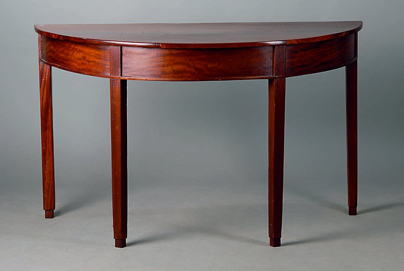 Halbmondtisch, deutsch, um 1820, Mahagoni, Vierkantbeiene, einfache Zarge, schwundrissig,Gebr.-Sp., ca. 73x122x57 cm