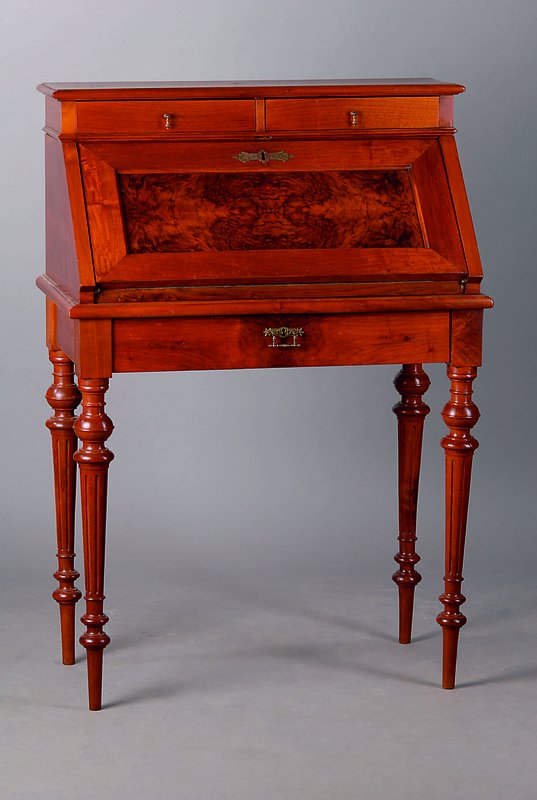 Damenschreibtisch, Gründerezeit, um 1880, Nußbaum, 3-schübig, 1 Klappe, Inneneinrichtungm. 2 Schubladen, 3 Ablegefächer, grüne Samteinlage, st. ...
