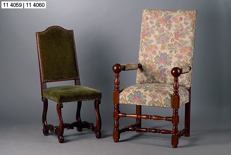 2 Armlehnsessel, deutsch, nach dem Vorbild v. 1860, Nußbaum, Beine und Armlehnen gedrechselt, Bezug und Polsterung erneuert, Gebr.-Sp., ca. ...