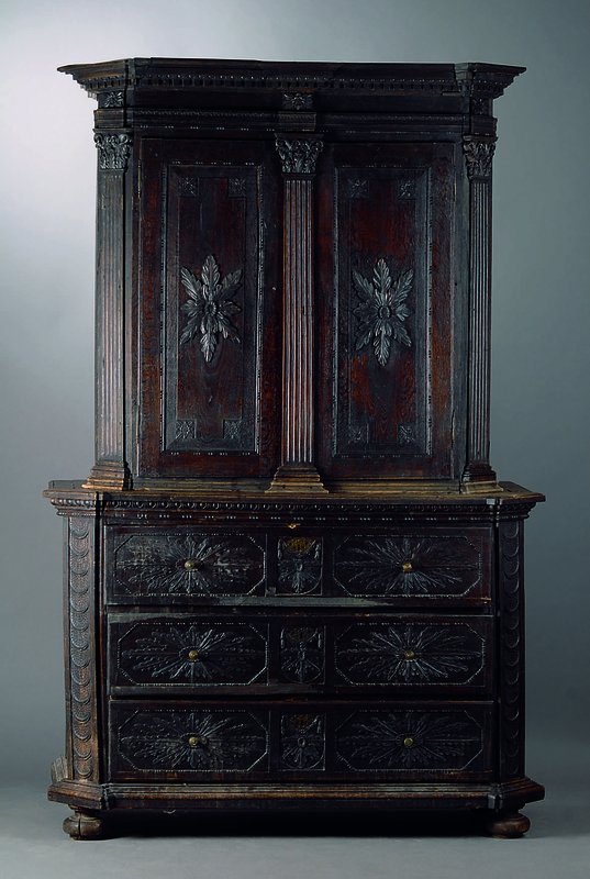 Sakristeischrank, deutsch, um 1760/70, Eiche massiv, auf Rahmen gearb., Verwendung v. sog. Hirnholz, aufgesetzte Rosetten, Schnitzereien aus dem ...