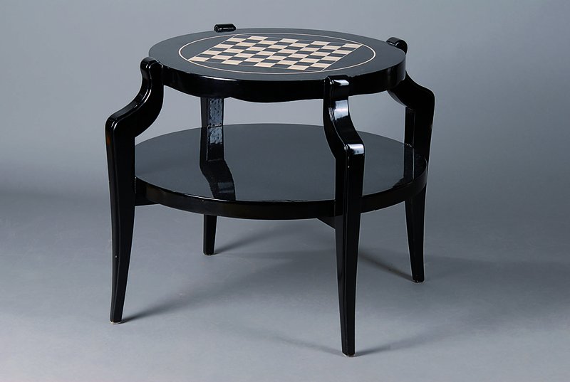 Spieltisch, Art-Deko-Stil, 2. Hälfte 20. Jh. , Holz schwarz lackiert, Gebr-Sp., dekorativ, Platte m. Schachbrettmuster, Gebr.-Sp., H. ca. 65 cm, D. ...