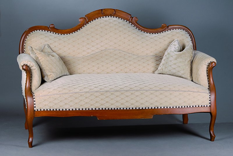 Sofa, westdeutsch, um 1835, Nußbaum/Buche, allseitig geschweift, Bezug erneuert, Nagelverz., st. Gebr.-Sp., ca. 108x170x87 cm, Sh. 48 cm