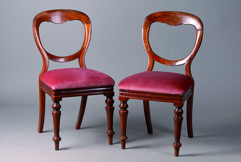 6 Stühle, England, um 1860, Nußbaum, Frontbeine gedrechselt, abnehmbare Sitzkissen, st. Gebr.-Sp., ca. 86x44x41 cm, Sh. 47 cm