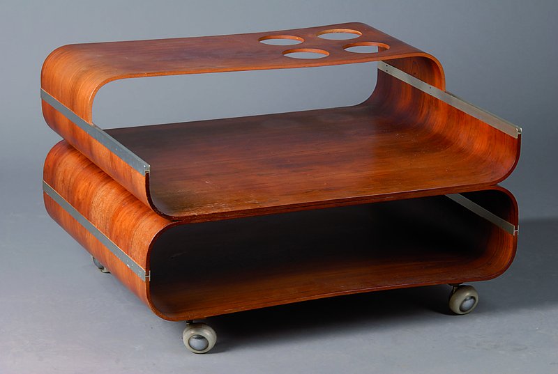 Bartisch, deutsch, um 1958-62, Designertisch, kaukasisch Nußbaum, Aluminiumschienen bzw. Abschlüsse, auf Rollen, st. Gebr.-Sp., ca. 50x82x65 cm