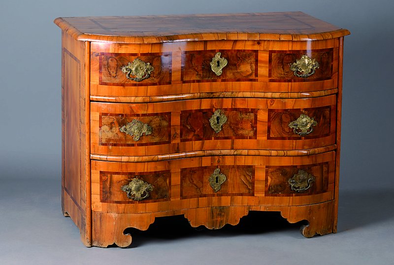 Kommode, süddeutsch, um 1760, NußbaumfurnierInlets m. Wurzelnußfurnier, 3-schübig, Front doppelt geschweift, reich verzierte Bronzebeschl., ...