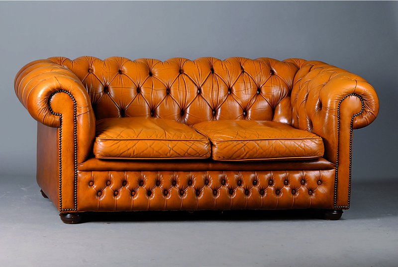 Ledersofa, England, um 1880, Chesterfield, cognacfarbenes Leder, umlaufend genoppt und geheftet, lose Kissen, st. Gebrauchsspuren, Leder teils ...