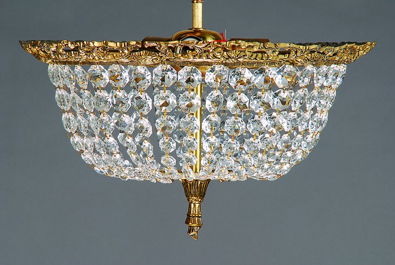 Deckenlüster, Frankreich, 20/30er Jahre, feiner Prismenbehang, drei Brennstellen, geprägter Baldachin, Fassungen aus der Zeit, vollständiges im ...