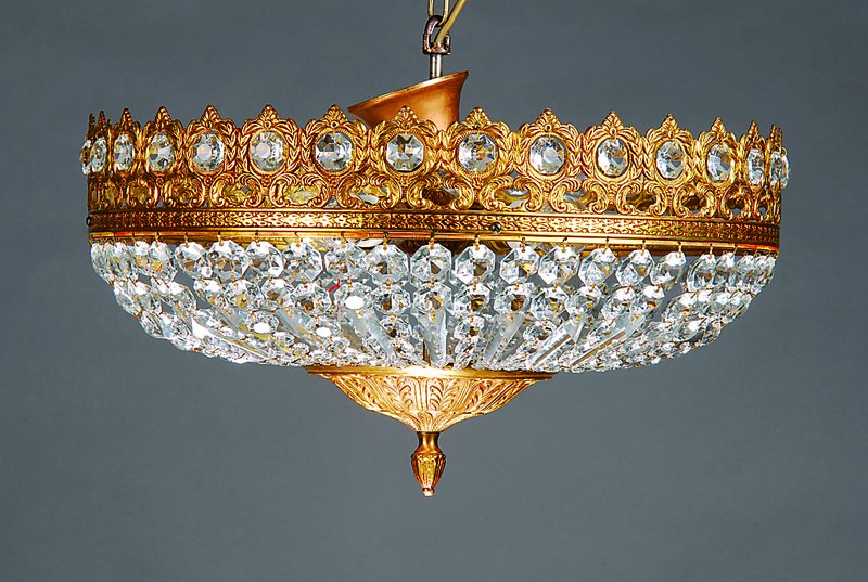 Deckenlüster in Korbform, Spanien, um 1920-25, durchbrochene u. stilistisch florale Verzierung am umlaufenden Kranz mit grossen Glassegmenten, davon ...