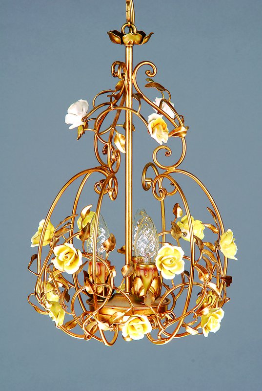 Deckenleuchter aus dem englischen Designerhaus Laura Ashley, 2. H. 20. Jh., begeistert durch seine ländlich-florale Optik, in zierlicher ...