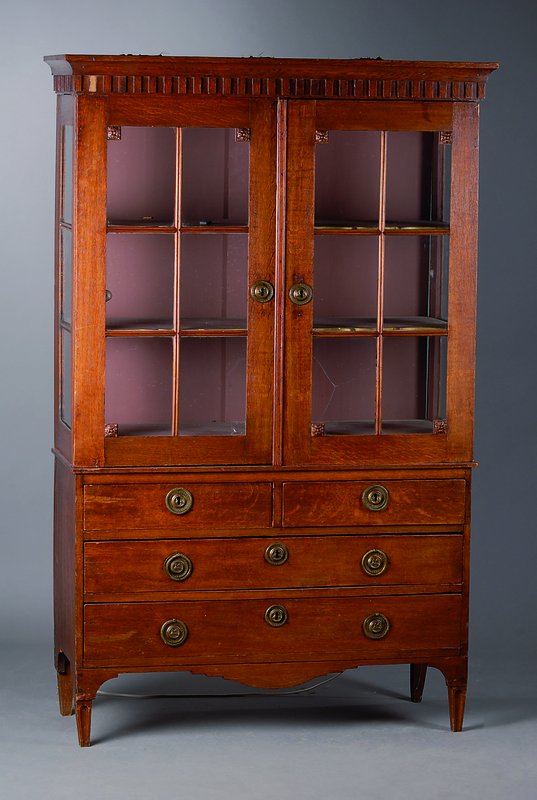 Vitrine, England, um 1900, Eiche, Unterteil 4-schübig, Oberteil 3-seitig verglast und versprosst, 2 Scheiben defekt, sparsame Blütenschnitzerei, ...