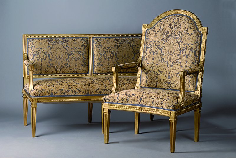 Sitzgruppe, nach franz. Vorbild v. 1770, best. aus zwei Armlehnsessel und eine Bank , Buche massiv, goldfarben gefasst, reich geschnitzt und gerieft, ...