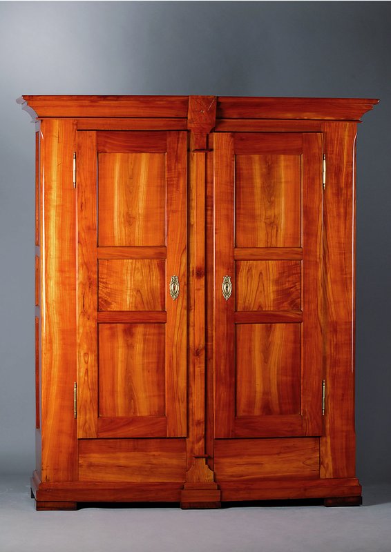 Biedermeierschrank, Schwarzwald, Freiburg, um 1820, Kirschbaum massiv, 2-türig, Front und Seiten kassettiert, Kopf mittig m. sparsamer Sternenverz., ...