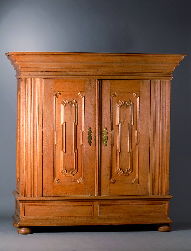 Barockschrank, westfälisch, 18. Jh., Eiche massiv, 2-türig, Front und Seiten kassettiert,Kugelfüße, Schloß und Beschläge sek., Kopf vielfach ...