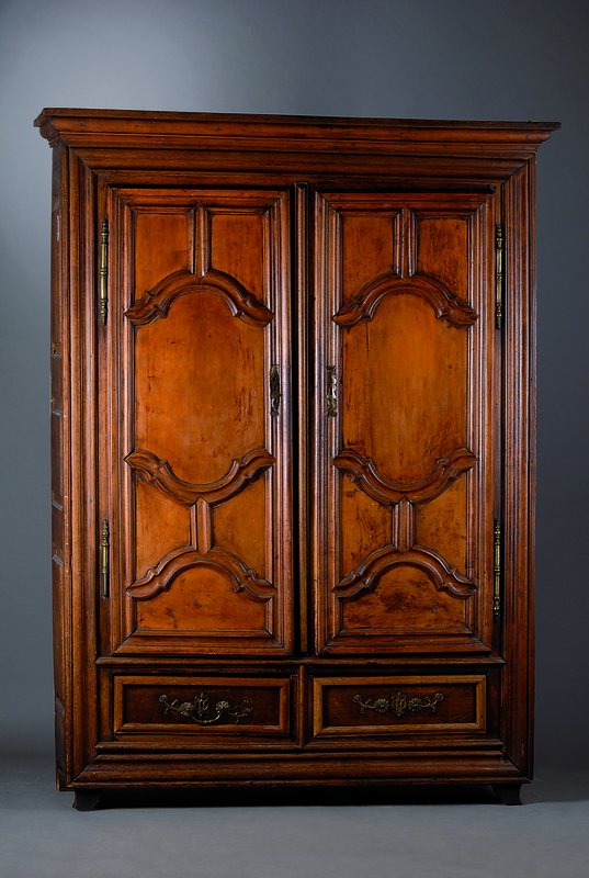 Lothringer Schrank, um 1780, Eiche/Nußbaum, 2-türig, 2-schübig, Schubladen mit verzierten Beschl., einer fehlend, Füße gekürzt, schwundrissig, ...