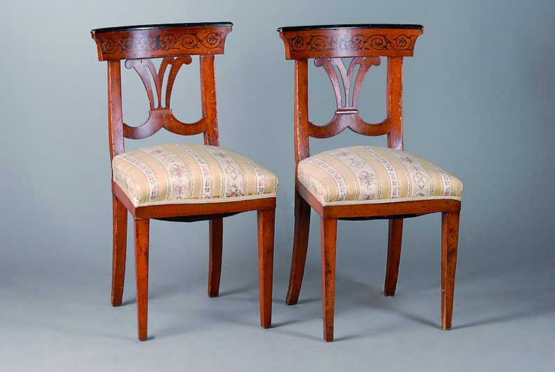 2 Stühle, deutsch, um 1820, Nußbaum, Rücken verstrebt, Abschlussleiste geschwärzt, alt belassen, teils besch., Restauration empfohlen, ca. ...