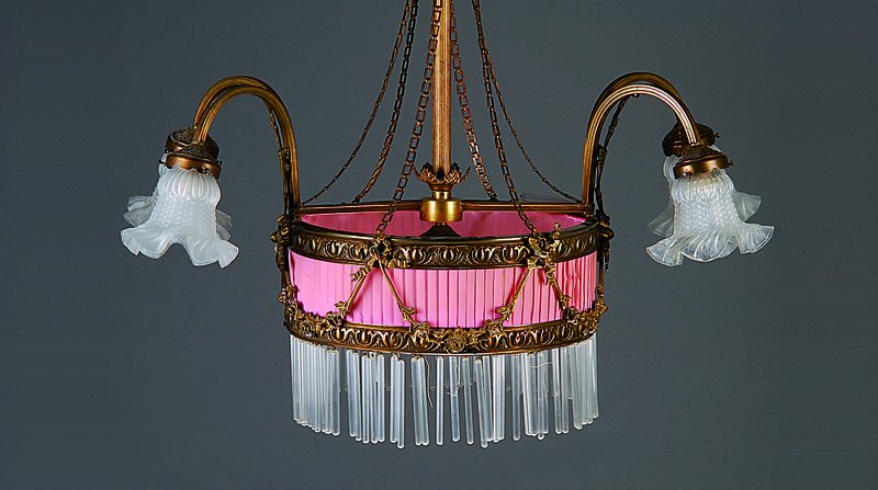 Deckenlampe, klassizistischer Stil, um 1910/20, Messinggestänge, mit Glasgehänge fünf Brennstellen, rosafarbene Stoffeinlage, 1Glasschirm ...
