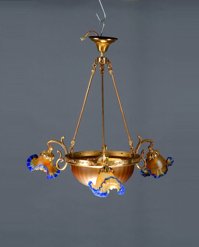 Deckenlampe, deutsch, Mitte 20. Jh., unter Verwendung älterer Teile, in der Art des Jugendstils, Messingmontur, bernsteinfarbene Mittelschale ...