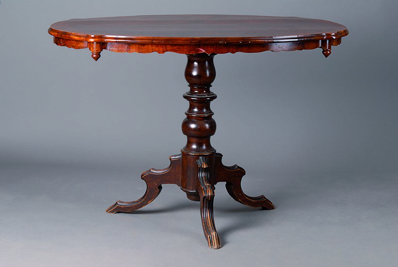 Salontisch, deutsch, um 1880/90, Nußbaum/W urzelnußfurnier, Fuß reich gedrechselt, Platte leicht geschweift, Furnier gespiegelt verlegt, st. ...