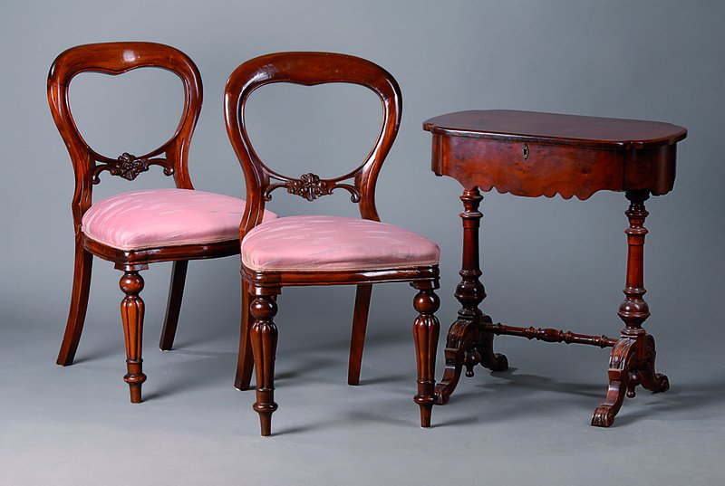 Nähtisch, deutsch, um 1880/90, Marriage, Oberteil um 1900, Unterteil Nußbaum, Oberteil Mahagoni, Beine reich gedrechselt, Akanthusblattschnitzerei, ...