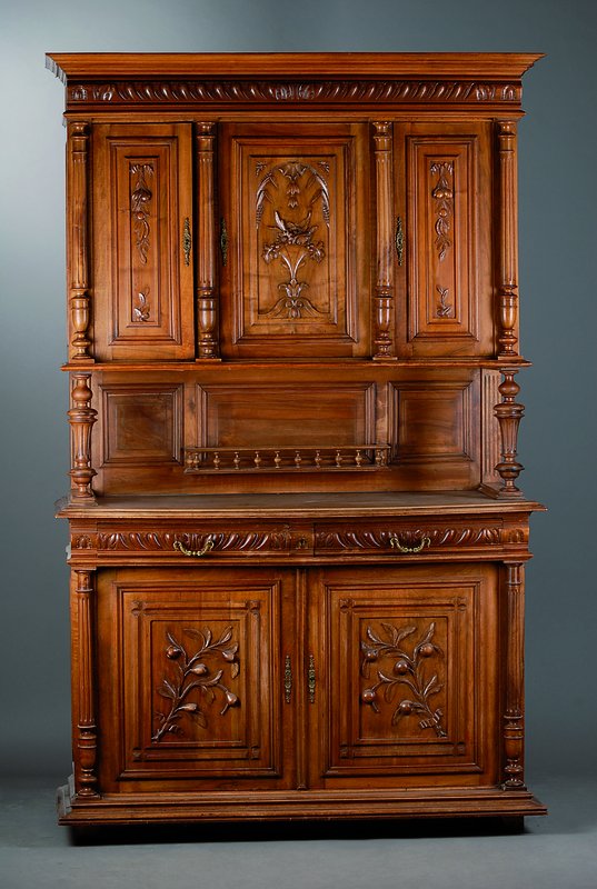 Aufsatzbuffet, Frankreich, um 1900, Nußbaum,Unterteil 2-türig, 2-schübig, Oberteil 3-türig reich geschnitzt in Form v. Knospen und Blättern, ...