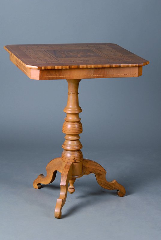 Beistelltisch, deutsch, um 1900, Nußbaum, Platte reich intarsiert mit Marketerie und Vogelmotiv, Gebr.-Sp., ca. 75x60x60cm