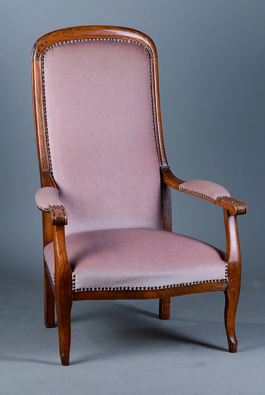 Voltaire-Sessel, um 1860, Buche, l. geschweift, Armlehnen in Voluten auslaufend, Polsterung alt belassen, Bezug sek., Nagelverz., alter Lack ...