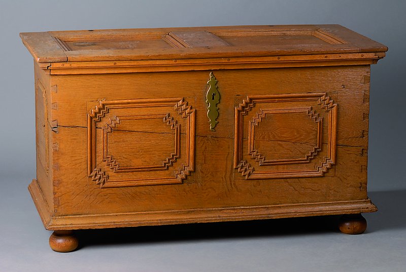 Truhe, Westfalen, um 1800, Eiche, Inlets reich getreppt, Bronzebeschl., schwundrissig, st. Gebr.-Sp., ca. 70x122x60 cm