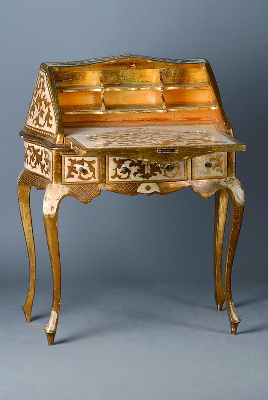 Kleiner Sekretär, nach dem Vorbild v. 1770, Venedig, weiß und goldfarben gefasst, 3 -schübig, Klappe, allseitig geschweift, reiche florale ...