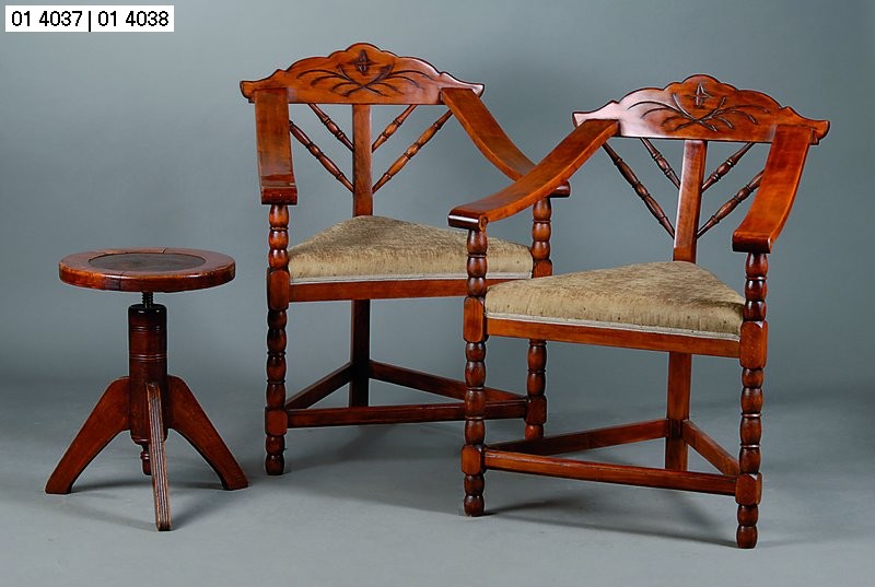 Paar Armlehnstühle, norddeutsch, um 1890, Nußbaum/Buche, Rücken verstebt, Beine gedrechselt, Sitz 3-eckig, sparsame Schnitzereien, Armlehnen in ...