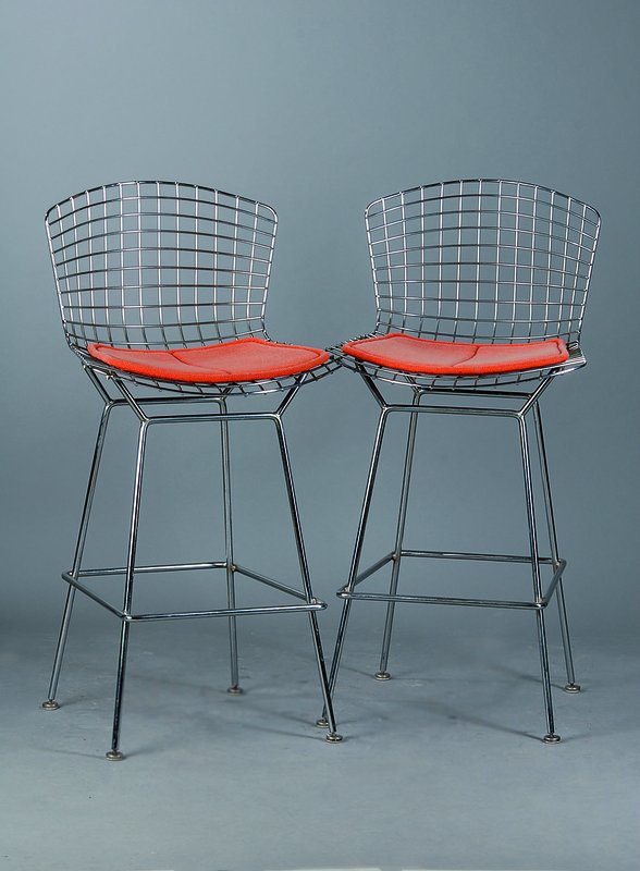 Zwei Barhocker, Firma Knoll International, um 1962, Entwurf Bertolia, Sitz und Rücken aus gebogenem Gittergeflecht, Gesamthöhe ca. 110 cm, ...