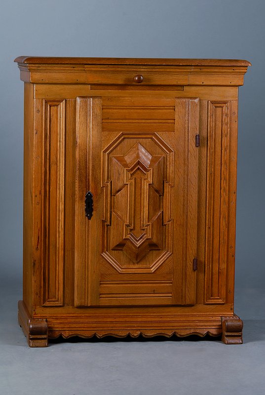 Westfälisches Schränkchen, Barockstil, nach dem Vorbild des 18. Jh., Eiche massiv, Kissenfüllungen, Kuvenfüße, 1-türig, 1-schübig, Gebr.-Sp., ...