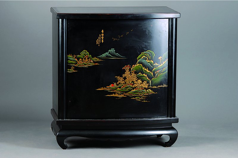 Barschrank, nach chinesischem Vorbild des 18. Jh., schwarz gefasst, rotgrundig, 1-türig, Front m. Malerei, Zarge geschweift, st. Gebr. -Sp., ca. ...
