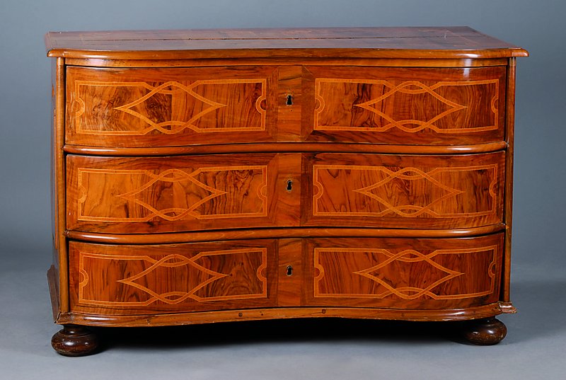 Kommode, Freiburger Raum, um 1750, Nußbaum intarsiert, diese Ahorn, 3-schübig, Front geschweift, Seiten kassettiert, ohne Beschl., Platte stark ...