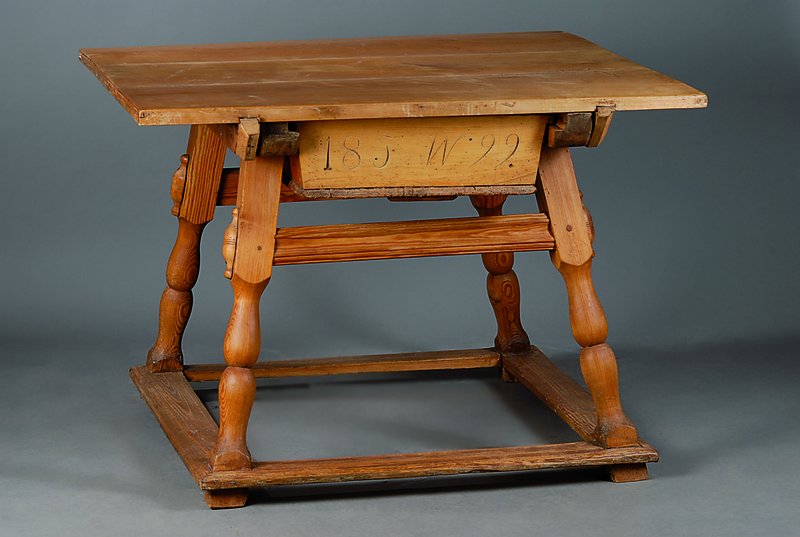 Sog. Jockel-Tisch, Pfalz/Westrich, um 1820, WH/Obstholz, 1 Schublade, Reste alten Wurmbefalls, st. Gebr.-Sp., ca. 80x112x105 cm