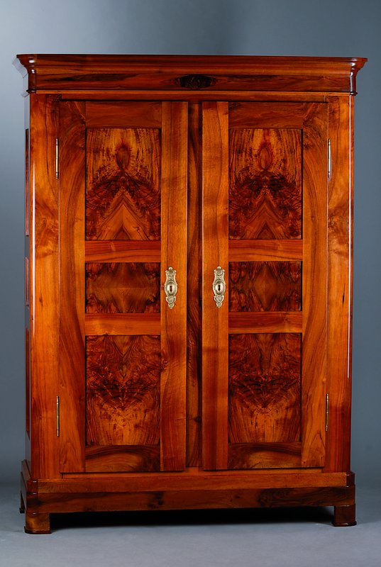 Biedermeierschrank, 1820/30, Badisch/Pfalz, im Ursprung, Org. Zustand, org. Schlüssel, 2 -türig, Nußbaum/Wurzelnußfurnier, abgerundete Ecken, ...