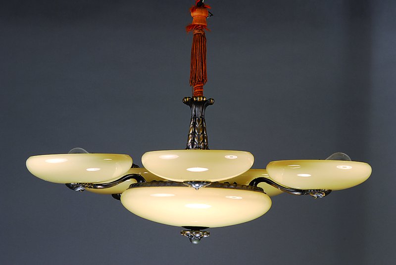 Deckenlampe mit Eulenmotiven, deutsch, 30er Jahre, Messing, fünf Arme, Teller- glasschalen, Mittelschale, sechs Brennstellen D. 78 cm