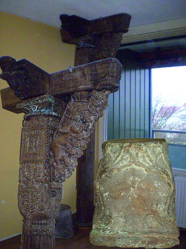 Paar Säulen, Sri Lanka, 19. Jh., Teakholz, mit Sandsteinsockeln, bäuerl. Tempelsäulen, reich geschnitzt, Abwehrgeister in Form v. Tieren, st. ...