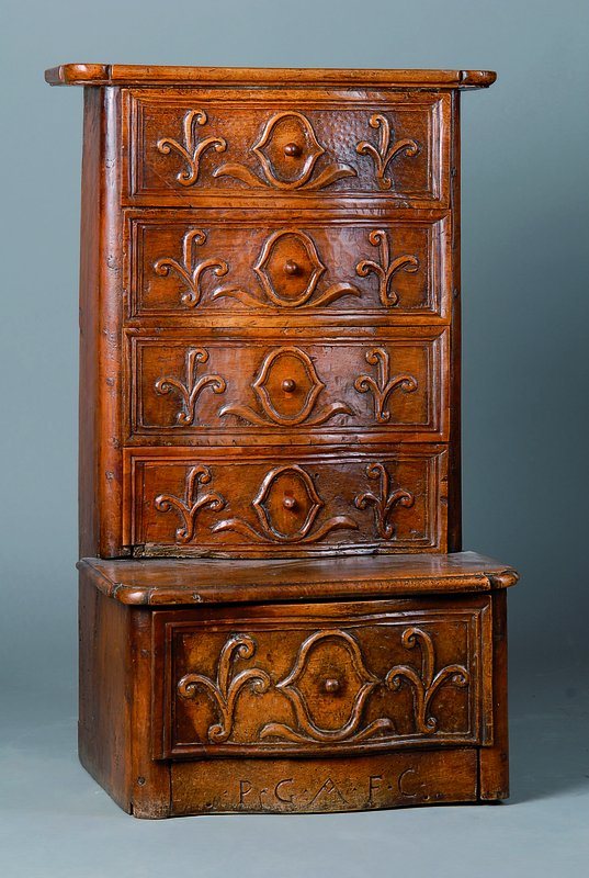 Schränkchen, Barock, Schweiz, um 1750, massiv Nußbaum, fünf Schübe, Rückwand erneuert, sparsame Verzierung, st. Gebr.-Sp., ca. 90x57x40 cm
