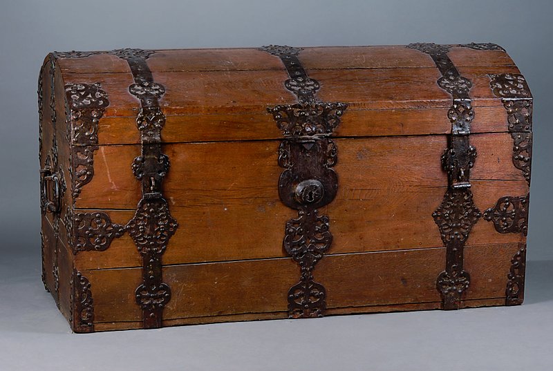 Reisetruhe, deutsch, um 1760/70, Eiche, reich verzierte Eisenbeschläge, schwundrissig,ohne Schlüssel, st. Gebr.-Sp., alt belassen, ca. 81x143x70 cm