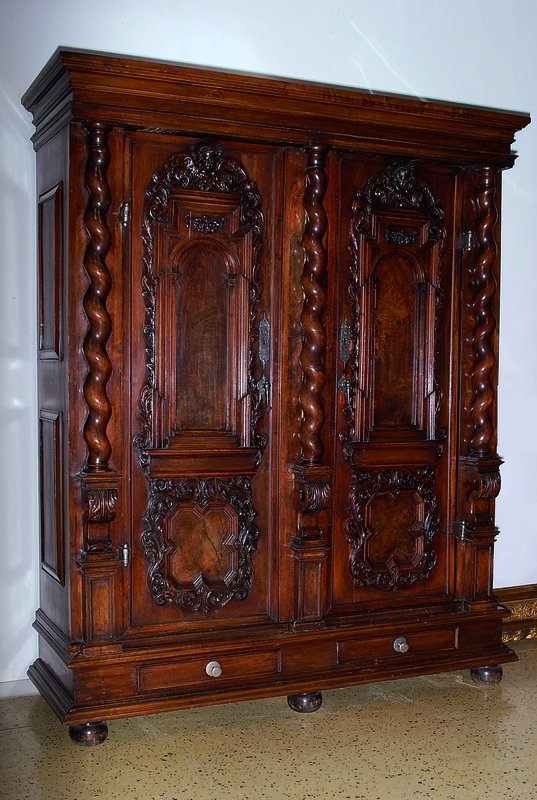 Fassadenschrank, wohl Augsburg, Teile um 1700 , Nußbaum/Wurzelnuß, Innengerüst (Frontteile und Seiten) um 1700, z.T aufgesetzte Schnitzereien, ...