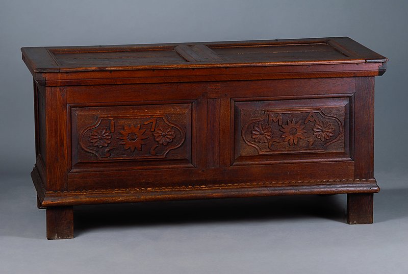 Flachdeckeltruhe, süddeutsch, um 1820, Eiche, ohne Schloß, Blumenschnitzerei, Zahnfries, Füße und untere Leiste sek., Front auf Rahmen gearb., ...