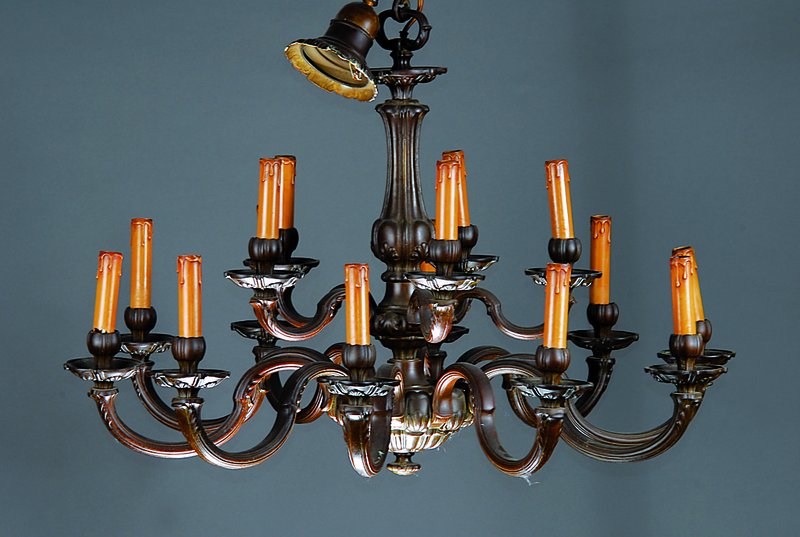 Schwerer Bronzeleuchter mit passenden Wandlampen, 60/70er Jahre, zweistöckig, Barockstil, 15 Brennstellen, H. ca. 63 cm, D. ca. 89 cm, Funktion ...