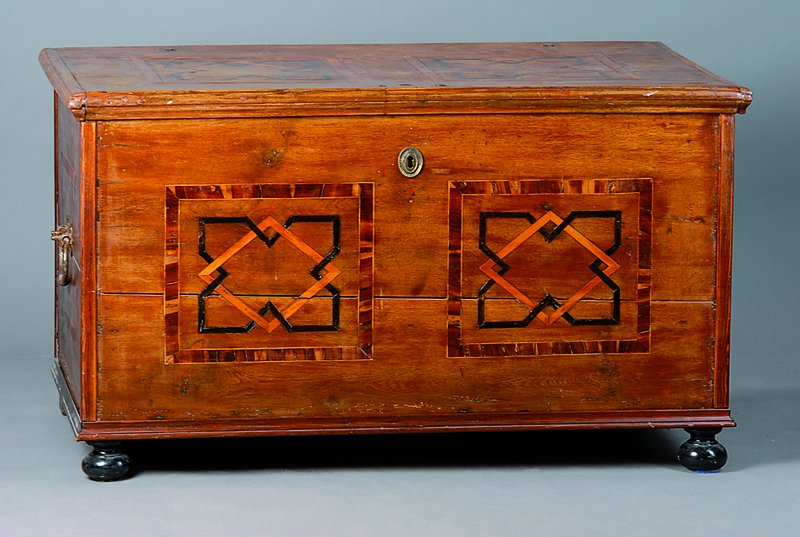 Flachdeckeltruhe, süddeutsch, um 1820-30, Weichholz, intarsiert, ohne Schloß, Boden erneuert, st. Gebr.-Sp., alt belassen, schwundrissig, ca. ...