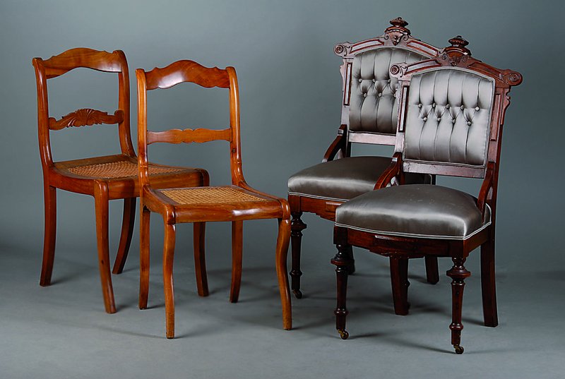 Zwei Salonstühle, um 1890, viktorianisch, Mahagoni, mit Seidenbezug, dieser l. fleckig, sparsame Schnitzereien, Beine gedrechselt, Frontbeine m. ...