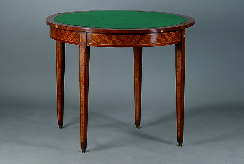 Spieltisch, England, um 1890, Mahagoni/Nußbaum, aufklappbar, Platte innen m. grünem Filz, Würfelintarsien, Fadenintarsien, Furnierschäden, ...