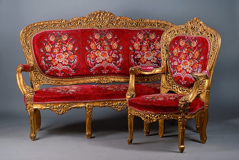 Sitzgruppe, Italien, nach dem Vorbild v. 1710 , um 1960, best. aus Sofa und 2 Armlehnsessel, Buche goldfarben gefasst, reich geschnitzt, teils in ...