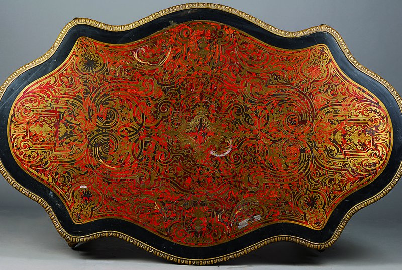 Detail a: Tisch, Frankreich, um 1870, Barockstil, schwarz gefasst, reich verzierte Messingintarsien m. Schildpatteinlagen, gold und rot, reiche Bronzeappliken, ...