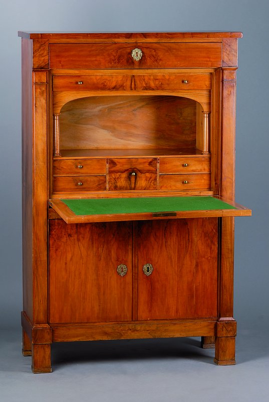 Sekretär, deutsch, um 1820, Nußbaum furniert, 2-türig, 1 Kopfschublade, Klappe, Inneneinrichtung m. 6 Schubladen und Ablegefächern, z. größten ...