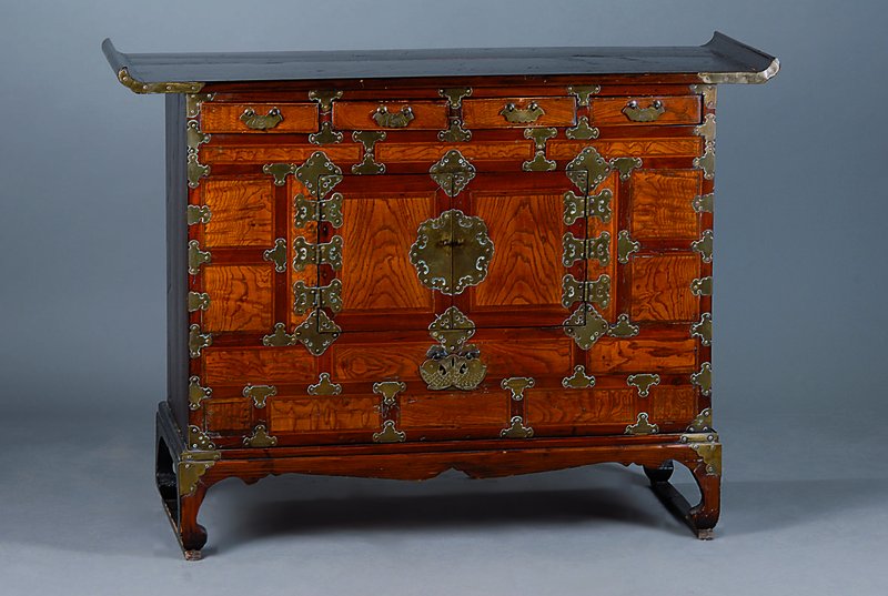 Kleine Anrichte, Korea, Mitte 20. Jh., Esche, 4-schübig, 2-türig, dekorative Messingbeschl., st. Gebr.-Sp., ca. 83x110x40 cm