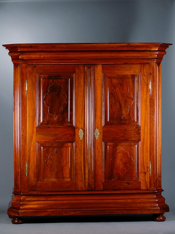Barockschrank, um 1750, Nußbaum/Wurzelnußfurnier, 2-türig, orig. Schloss und Beschläge, abgeflachte Ecken, Front kassettiert, Seiten m. ...